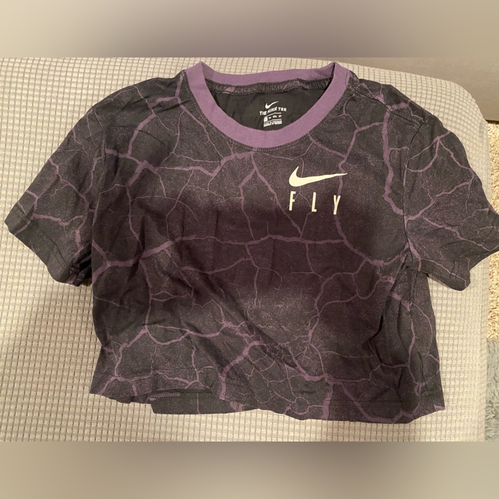 Women’s cropped Nike top
